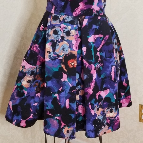 JUST... TAYLOR FLORAL DRESS - Picture 9 of 10